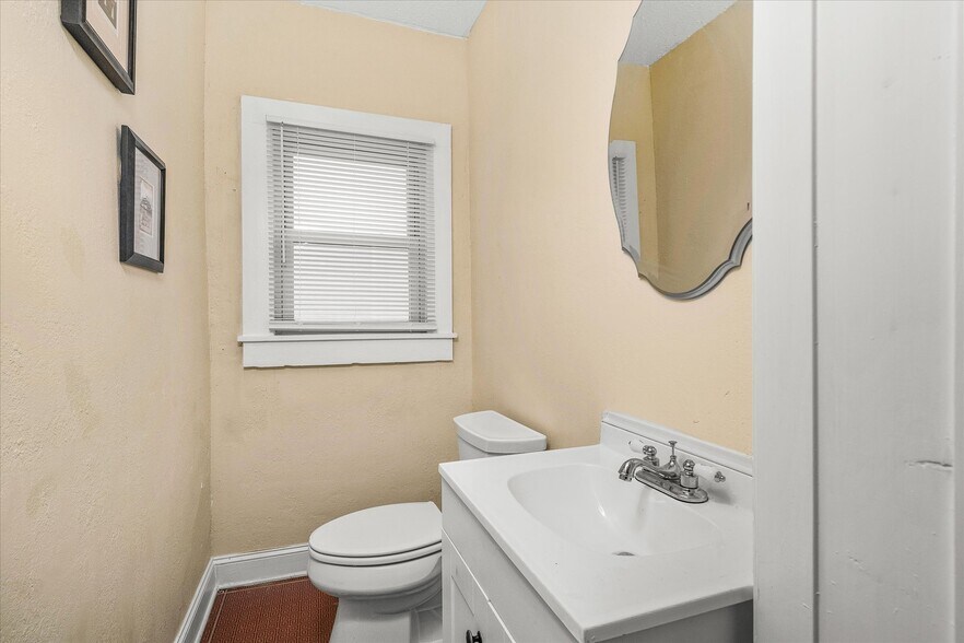 More Photos Of 11 W Rhea St, Sparta Office Residential For Sale