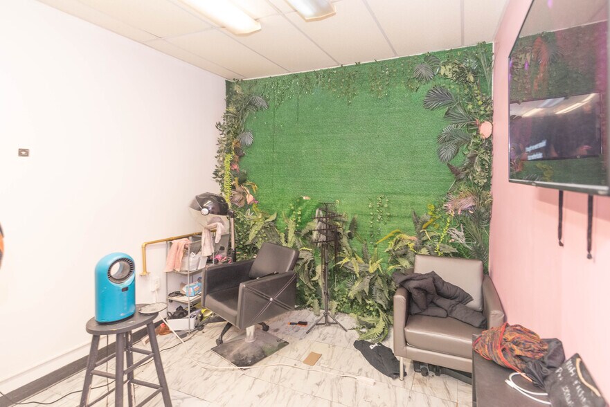 More Photos Of 5900 York Rd, Baltimore Storefront Retail Office For Sale