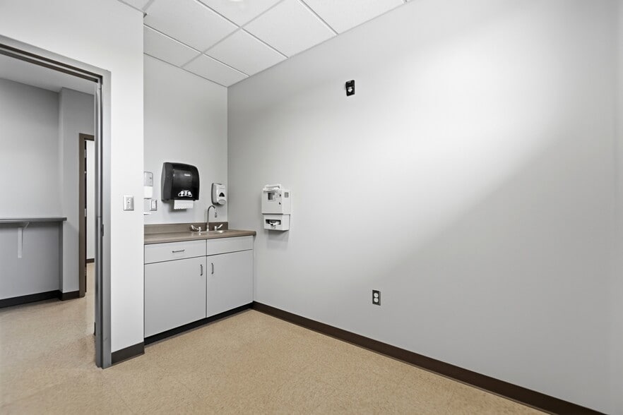 More Photos Of 375 N Eastown Rd, Lima Medical For Lease