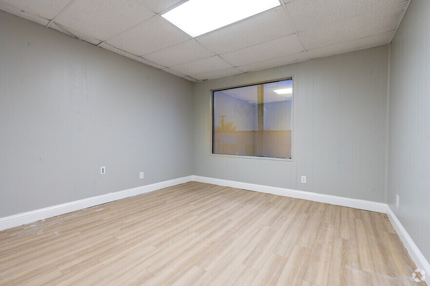 More Photos Of 1510 Randolph St, Carrollton Unknown For Lease