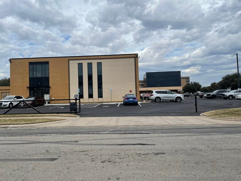 More Photos Of 223 NE Loop 820, Hurst Medical For Lease