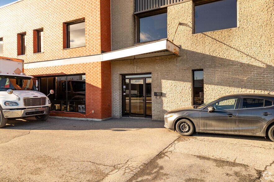 More Photos Of 8905 Boul Henri-Bourassa O, Saint-Laurent Showroom For Sale