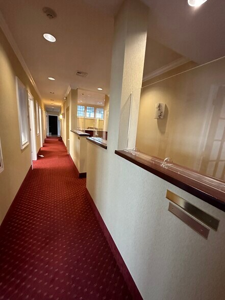 More Photos Of 25 Nassau Ln, Island Park Office For Lease