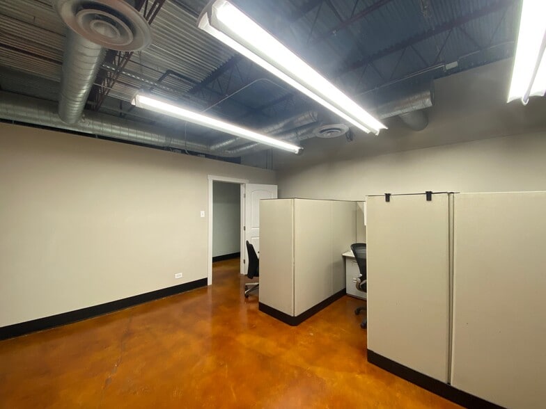 More Photos Of 619 W Rhapsody Dr, San Antonio Light Manufacturing For Lease