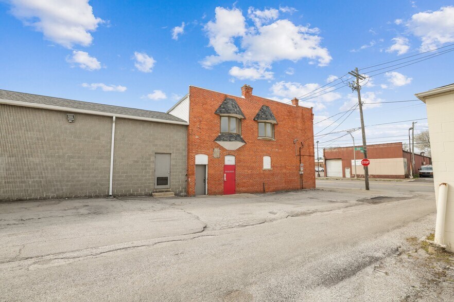 More Photos Of 1890 S High St, Columbus Light Distribution For Sale