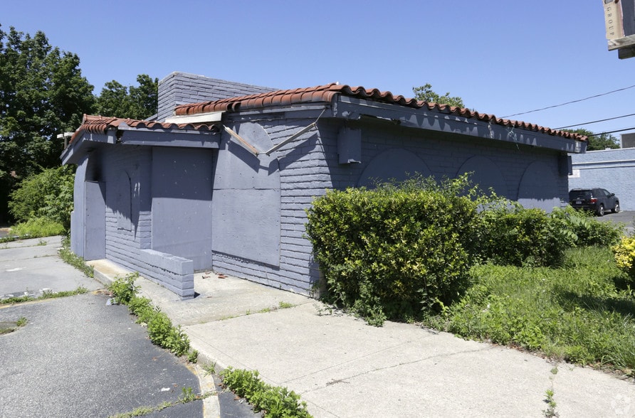 More Photos Of 336 Larkfield Rd, East Northport Freestanding For Sale