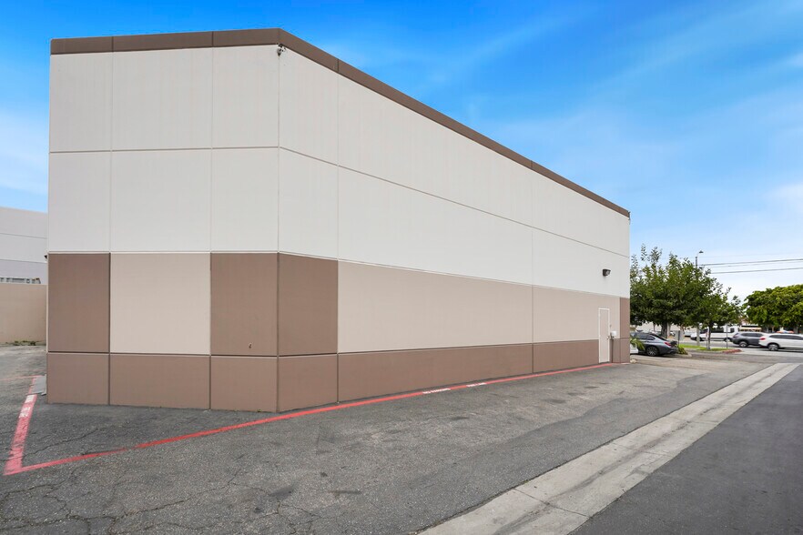 More Photos Of 1301 Foothill Blvd, Azusa Warehouse For Lease
