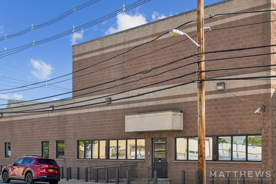More Photos Of 53 Hanse Ave, Freeport Warehouse For Sale