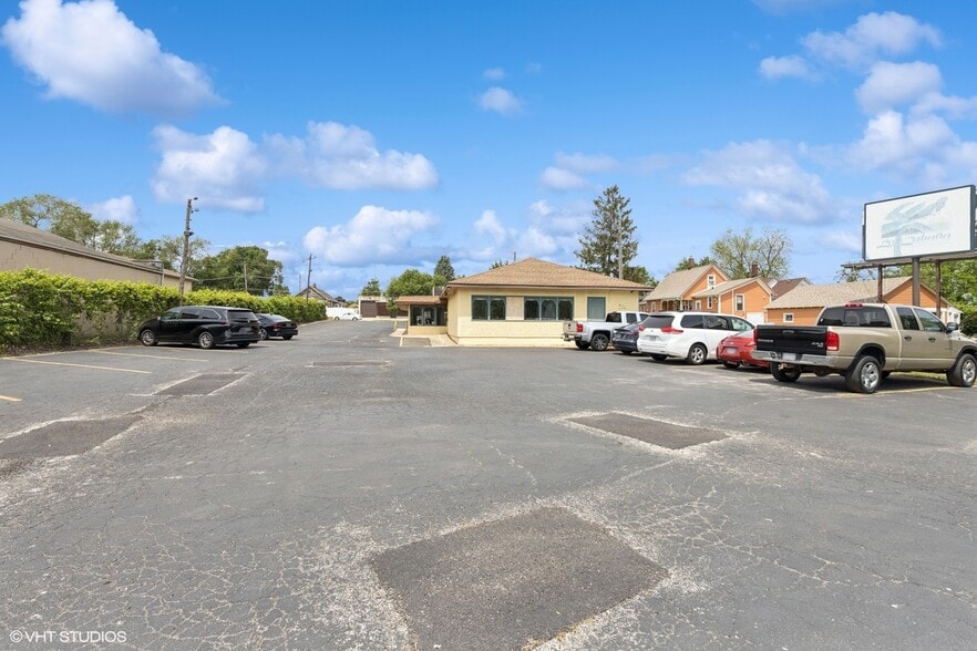 More Photos Of 835 S River St, Aurora Restaurant For Sale