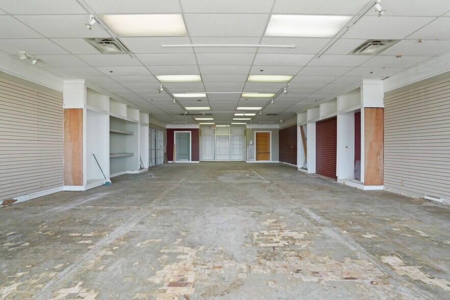 More Photos Of 1100 McArthur Rd, Jeffersonville Light Distribution For Lease