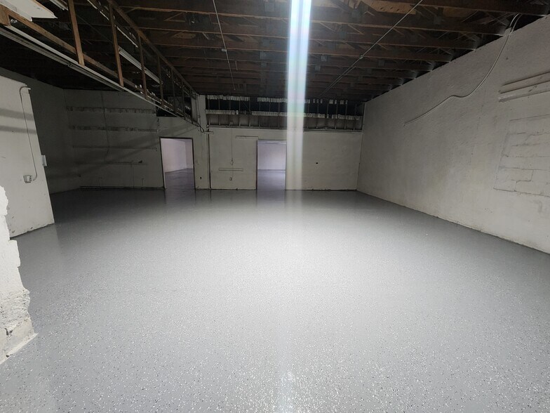 More Photos Of 284 S Center St, Pierson Auto Repair For Lease