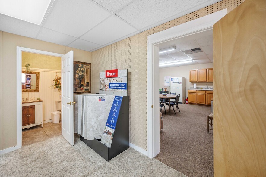 More Photos Of 364 W Main St, Decaturville Flex For Sale