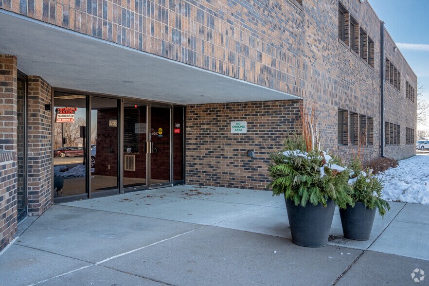 More Photos Of 12940 Harriet Ave S, Burnsville Medical For Lease