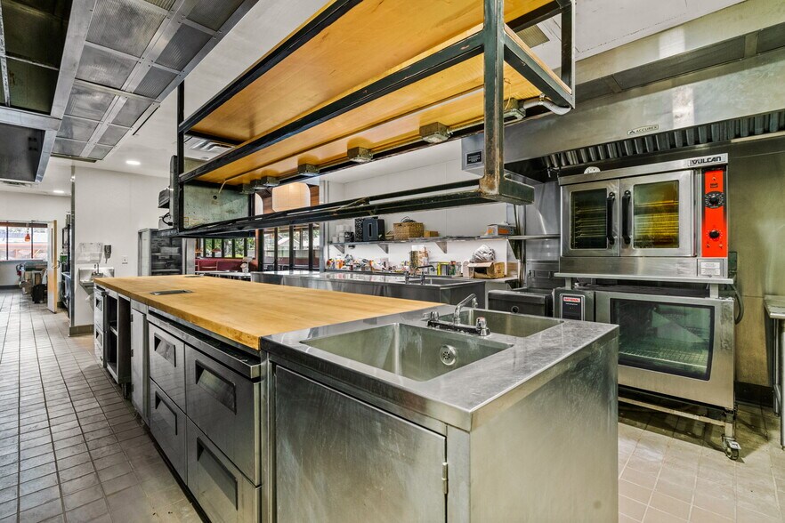 More Photos Of 2708 E Cesar Chavez St, Austin Restaurant For Sale