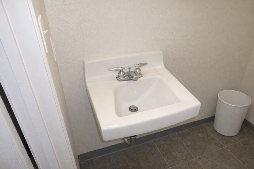 More Photos Of 1311-1339 Lawrence Dr, Newbury Park Warehouse For Lease