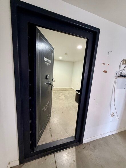 More Photos Of 612 E Tipton St, Seymour Freestanding For Sale