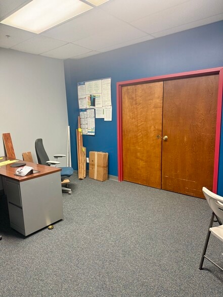 More Photos Of 5910 Breckenridge Pky, Tampa Light Distribution For Lease