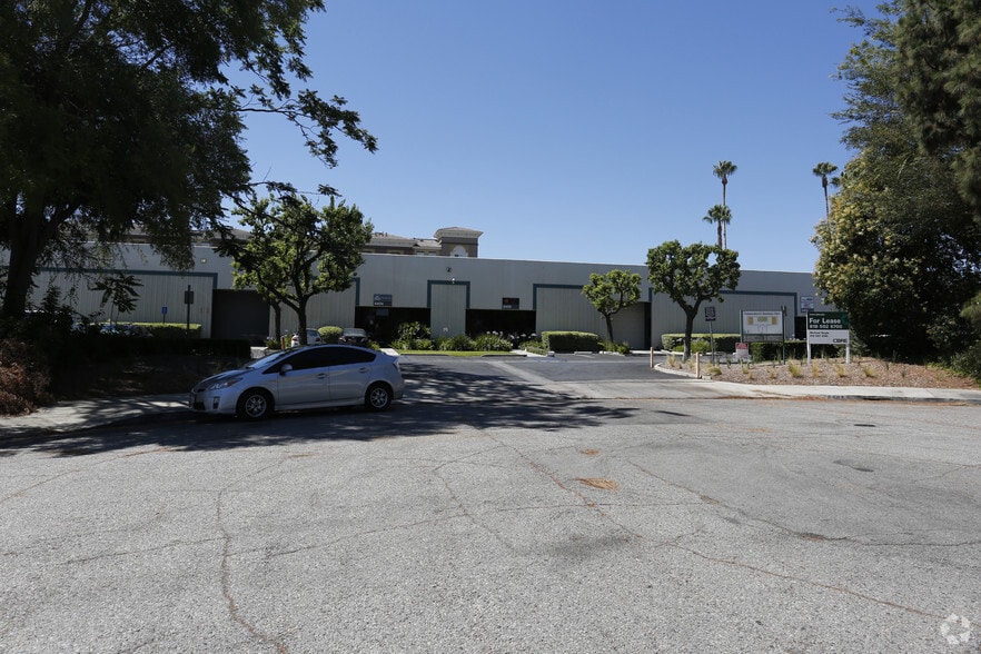 More Photos Of 6400-6405 Independence Ave, Woodland Hills Unknown For Lease