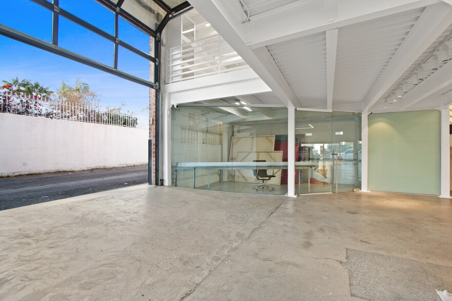 More Photos Of 165-171 S Robertson Blvd, Beverly Hills Storefront For Lease