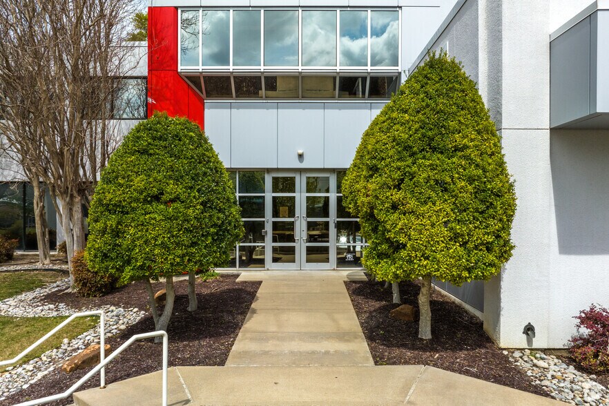 More Photos Of 3801 Hulen St, Fort Worth Office For Lease