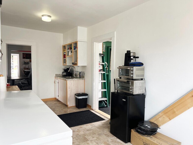 More Photos Of 332 N Main St, Gordon Flex For Sale