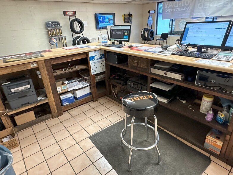 More Photos Of 1983 Pawlisch Dr, Rockford Auto Repair For Sale