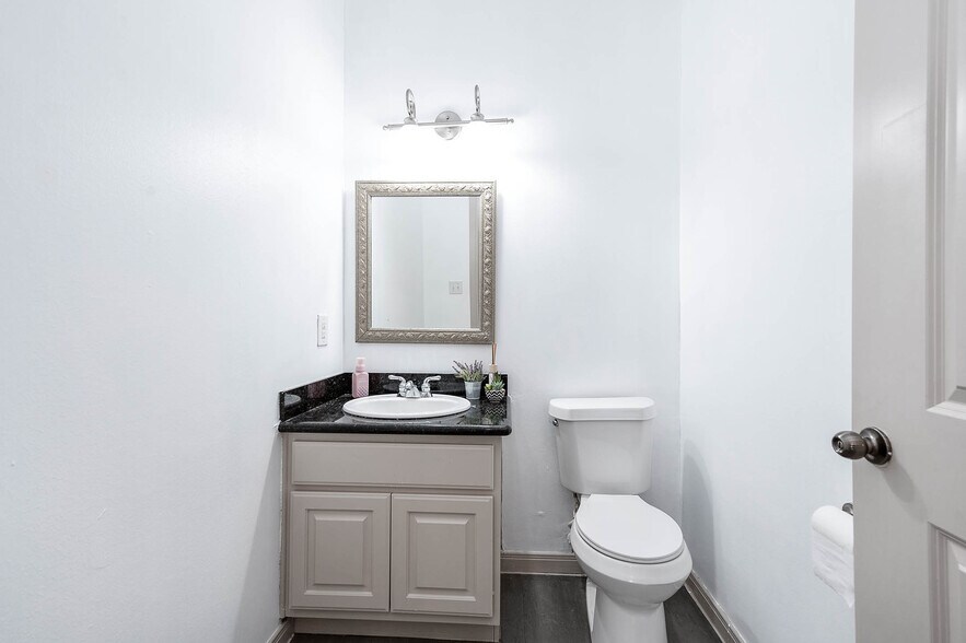 More Photos Of 12830 Willow Centre Dr, Houston Medical For Sale