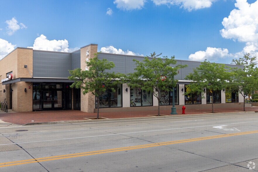 More Photos Of 636 Deerfield Rd, Deerfield General Retail For Lease