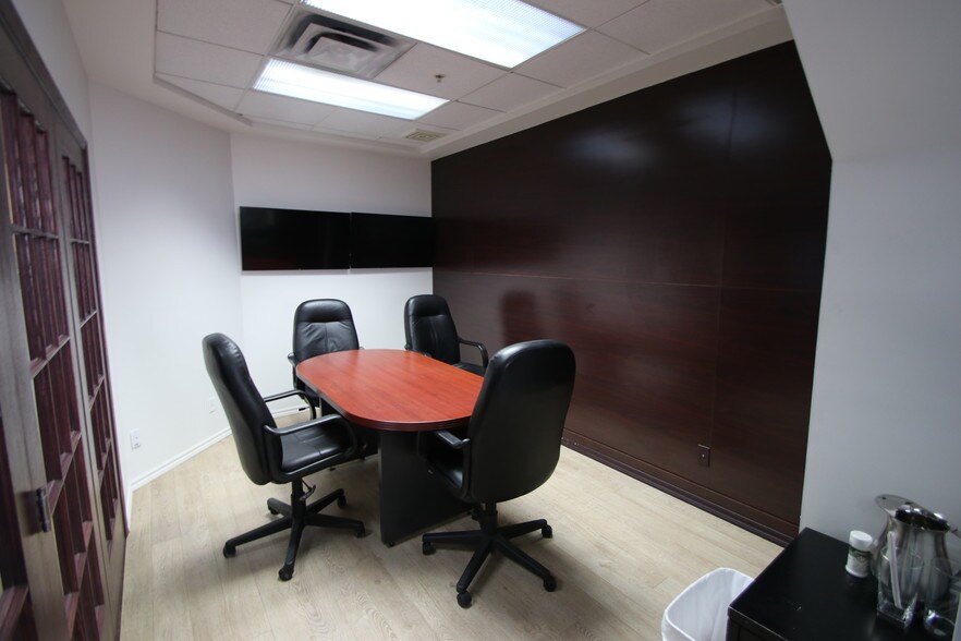 More Photos Of 102-118 Ch Du Tremblay, Boucherville Warehouse For Lease