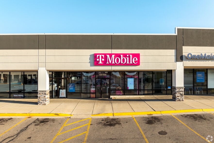 More Photos Of 438-462 E Edgewood Blvd & SEC American Rd & E Edgewood Blvd, Lansing Storefront For Lease