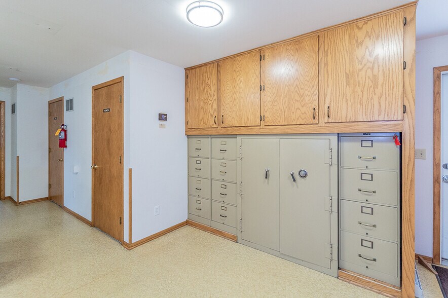 More Photos Of 104 S Main St, Marion Office For Sale