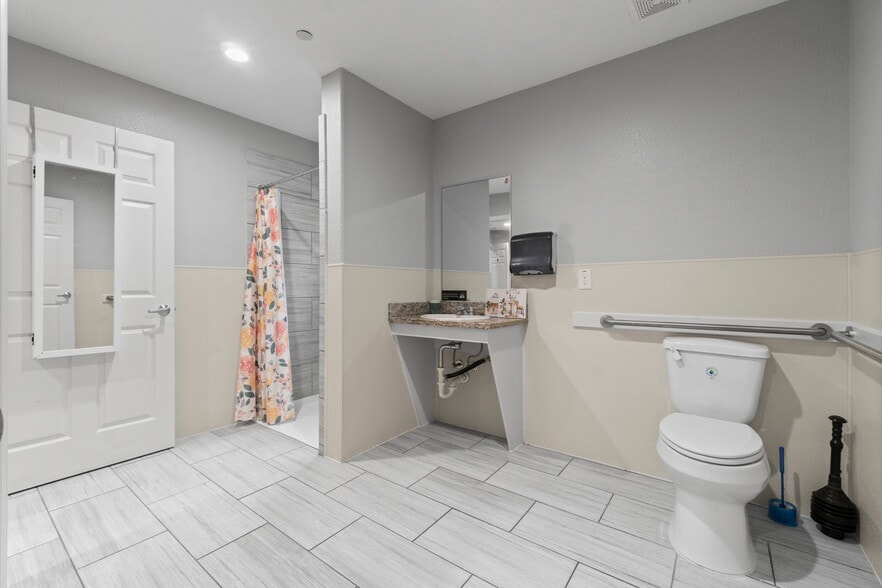 More Photos Of 1930 River Falls Dr, Kingwood Assisted Living For Sale