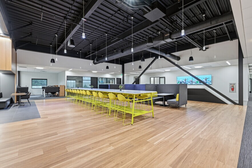 More Photos Of 15505 Wright Brothers Dr, Addison Office For Lease