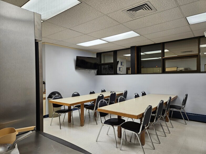 More Photos Of 1258 S Washington Ave, Saginaw Office For Sale