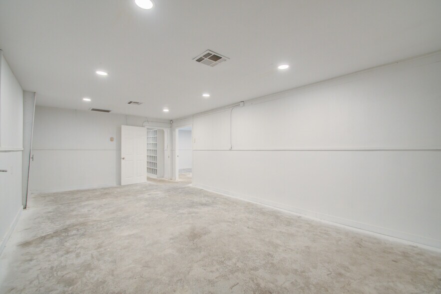 More Photos Of 7002 Bissell Rd, Manvel Manufacturing For Sale