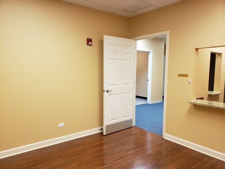 More Photos Of 912 Northwest Hwy, Fox River Grove Medical For Lease