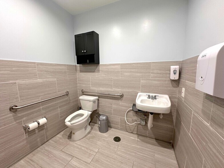 More Photos Of 1173 W John Carpenter Fwy, Irving Medical For Sale