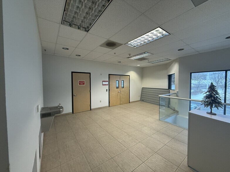 More Photos Of 45 Turner Dr, Middletown Warehouse For Lease