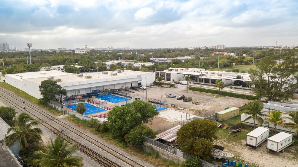 More Photos Of 415 NE 62nd St, Miami Warehouse For Lease