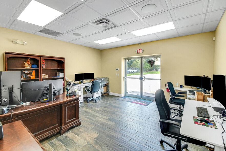 More Photos Of 1818 Greenleaf Ln, Leesburg Warehouse For Sale