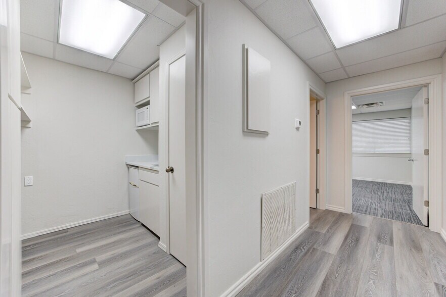 More Photos Of 2401 Tee Cir, Norman Office For Lease