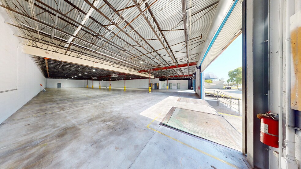 More Photos Of 8007-8115 NW 74th Ave, Miami Warehouse For Lease