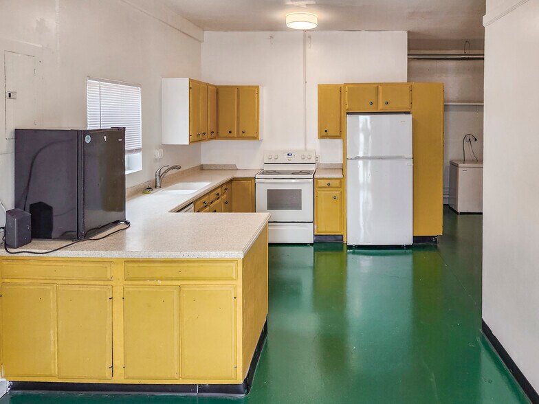 More Photos Of 1331 W 11th St, Bloomington Unknown For Lease