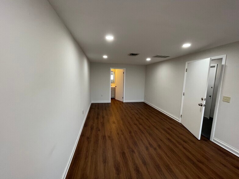 More Photos Of 6928 Miami Ave, Cincinnati Office For Lease