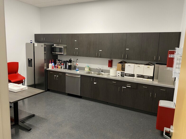 More Photos Of 6101 N Hollywood Blvd, Las Vegas Manufacturing For Lease