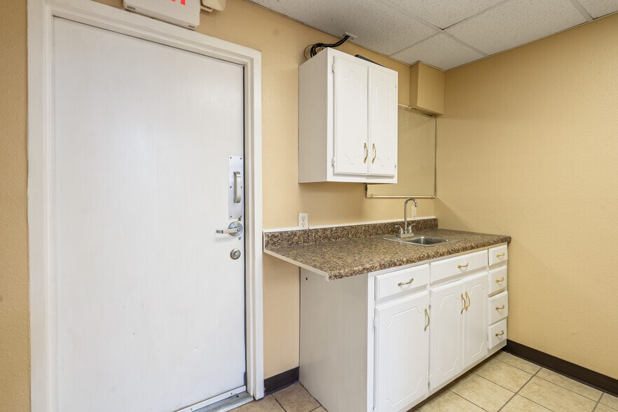 More Photos Of 300-310 Margaret Ln, Del Rio Medical For Lease