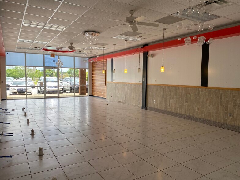 More Photos Of 2328 S College St, Auburn Storefront For Sale