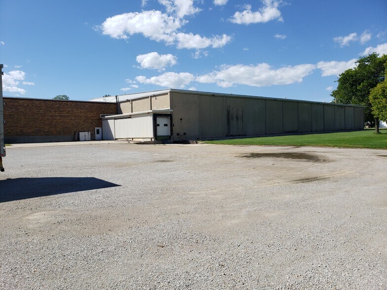 More Photos Of 100 Washington St, Fox Lake Warehouse For Lease