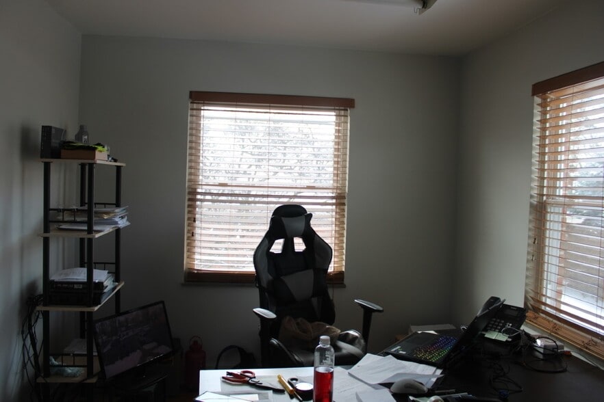 More Photos Of 867 High St, Worthington Office For Lease