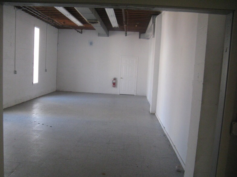 More Photos Of 675 W Shore Rd, Warwick Showroom For Lease